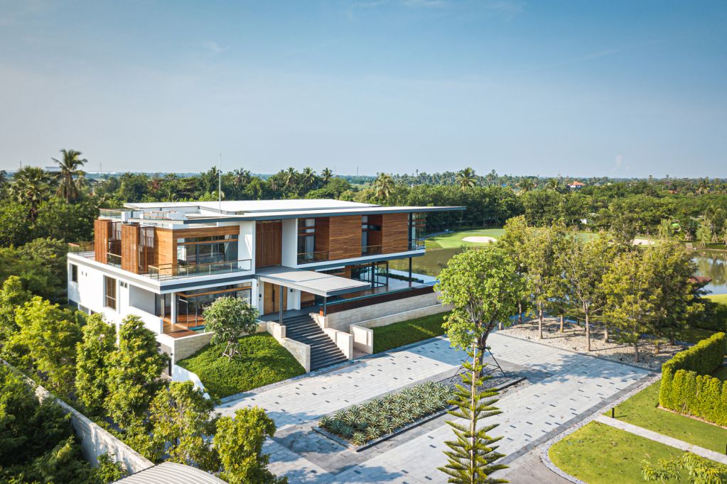 Nakhon Chai Si có tầm nhìn rộng ra sân golf