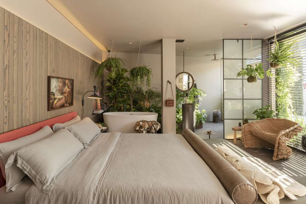 Thiết kế giường ngủ ngay cạnh bồn tắm độc đáo