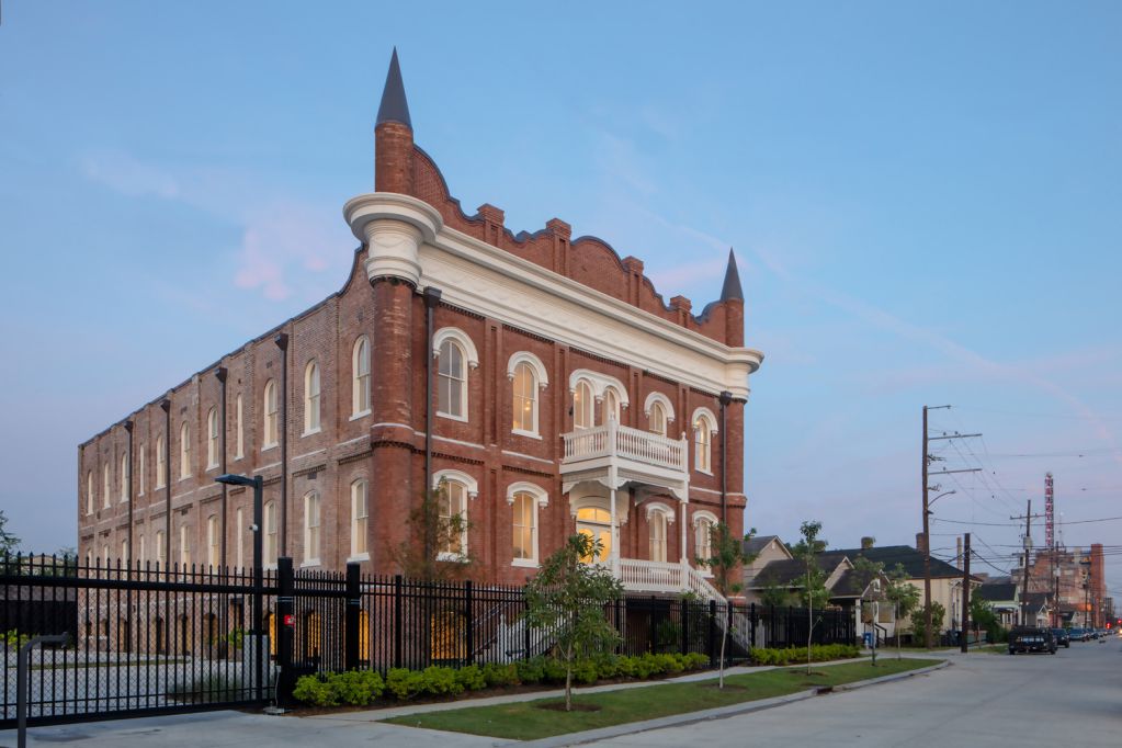 Schoolhouse cải tạo một ngôi trường cũ giữ nguyên kiến trúc cũ